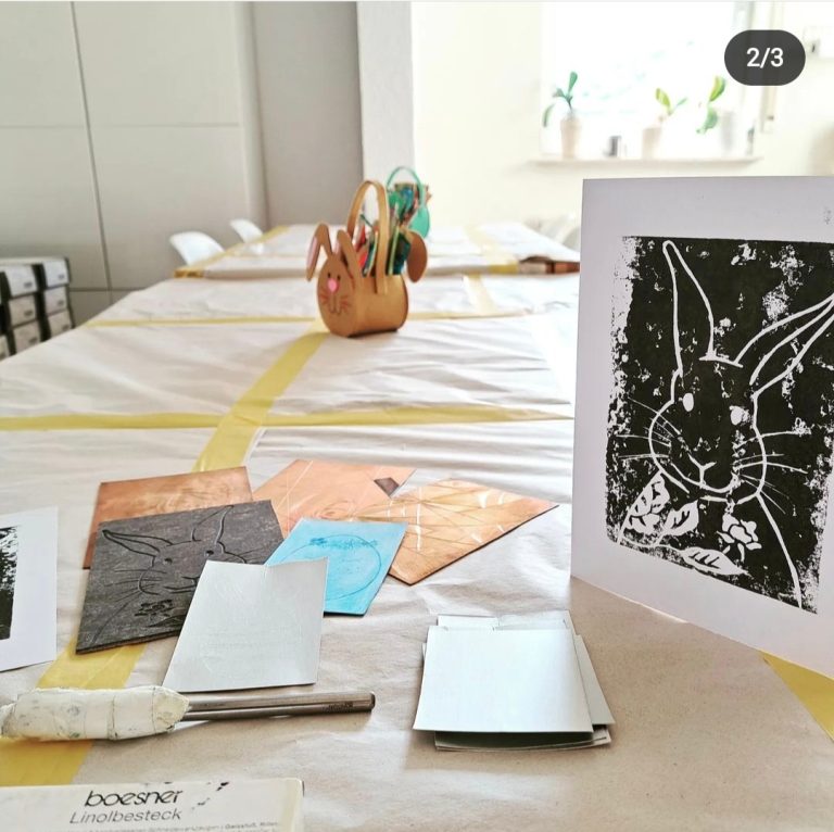 Die Kinder besuchen das kleine Walzwerk