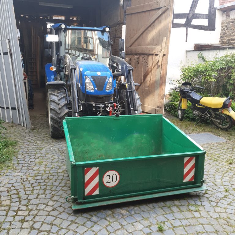 Mit dem Traktor ging es gemeinsam zum Garten